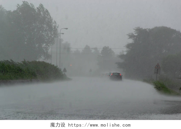 大雨天在高速公路上的汽车强风暴与大雨在路上与汽车能见度低。恶劣天气下驾驶危险的概念.